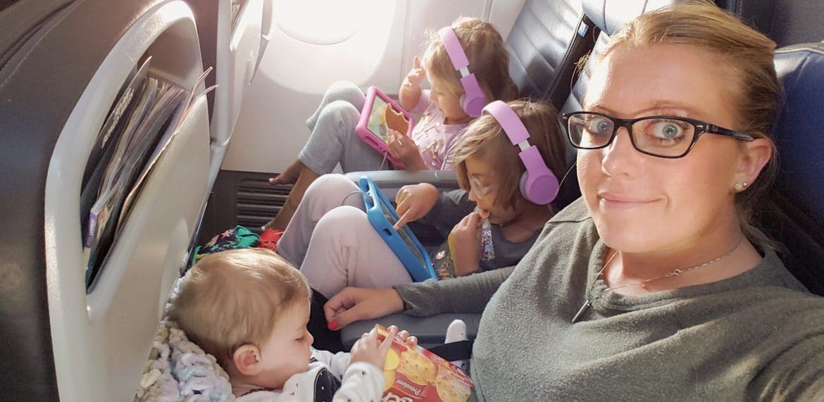 10 Tips to survive flying (alone) with kids - Tidy Mo